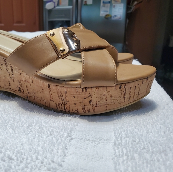 G.C. tan sandals - Picture 4 of 8